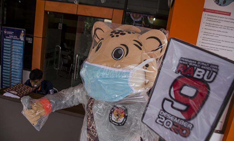Patung Maskot Pilkada Serentak Kabupaten Bandung 2020 Si Mantul dipajang sebagai persiapan pendaftaran bakal calon Bupati dan Wakil Bupati di Kantor KPU Kabupaten Bandung, Soreang, Kabupaten Bandung, Jawa Barat, Rabu (2/9/2020).