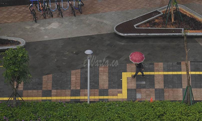 Pejalan kaki melintas saat hujan mengguyur di kawasan Jalan Jenderal Sudirman, Jakarta, Selasa (18/8/2020). (antarafoto)