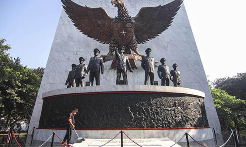 Petugas membersihkan area Monumen Pancasila Sakti di Lubang Buaya, Jakarta Timur, Rabu (30/9/2020). (antarafoto)