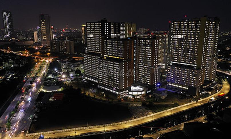 Foto aerial suasana Rumah Sakit Darurat Penanganan COVID-19 Wisma Atlet Kemayoran, di Jakarta, Kamis (10/9/2020). Penyalaan lampu-lampu di Wisma Atlet bukan berarti semua tower terisi pasien COVID-19 tapi menjadi simbol kesiapan Wisma Atlet menghadapi semakin tingginya kasus positif di Ibu Kota. - (antarafoto)