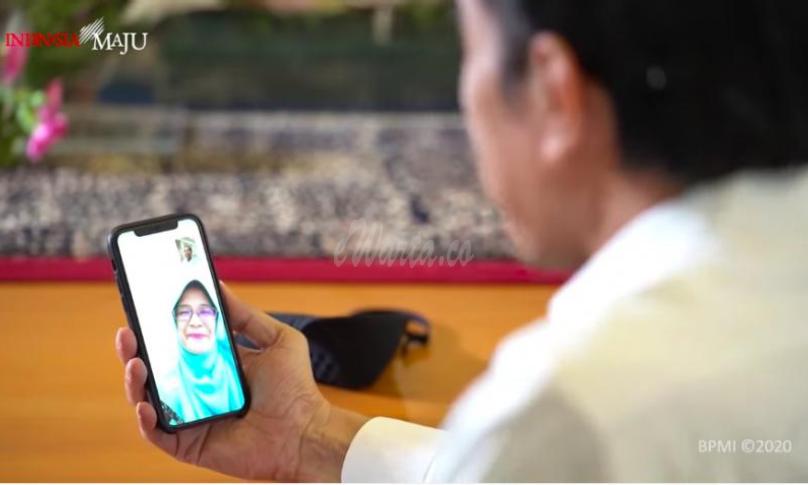 Presiden Joko Widodo berbincang dengan seorang guru asal Padang, Rika Susi Waty