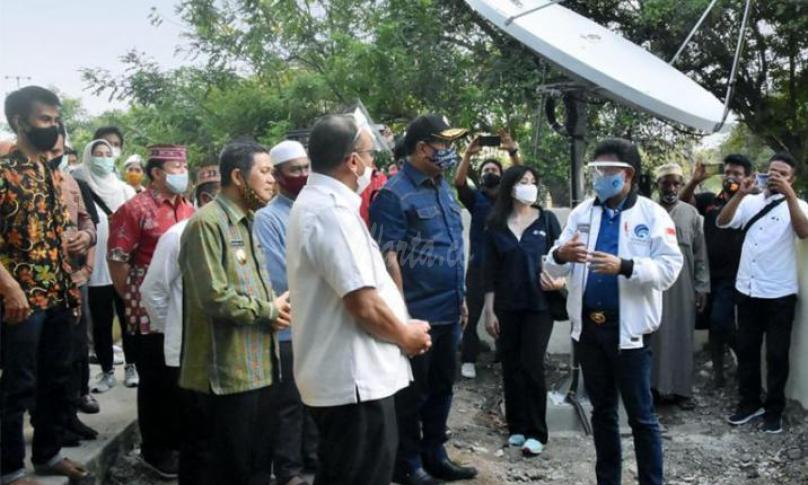 pengecekan perangkat Super WIfi di halaman Masjid Nurul Huda Gorontalo, Labuan Bajo, Manggarai Barat, Nusa Tenggara Timur, Kamis (24/09/2020).