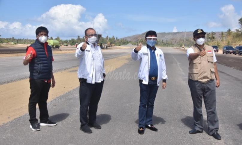 Menteri Kominfo Johnny G. Plate (kedua dari kanan) bersama Gubernur NTB Zulkieflimansyah (kanan) dan Dirut BAKTI Komifo Anang Latif (kedua dari kiri) dan Direktur Network Telkomsel Hendri Mulya Syam di kawasan Sirkuit MotoGP Mandalika Lombok Tengah, Kamis (24/09/2020) - (AYH)