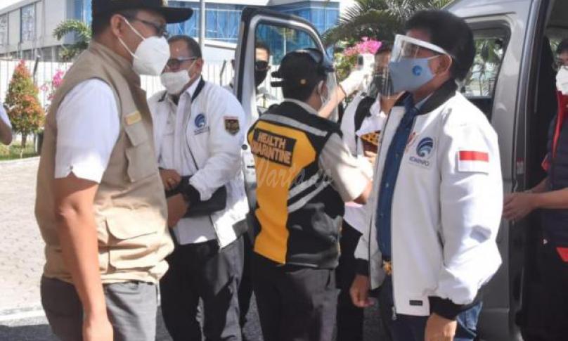 Gubernur NTB Zulkieflimansyah menyambut kedatangan Menteri Kominfo Johnny G Plate di Bandara Internasional Zainuddin Abdul Madjid Lombok Tengah, Kamis (24/09/2020). - (AYH)