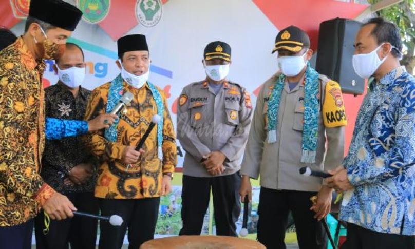 Dedy Wahyudi mendampingi Kapolres Bengkulu meresmikan Kampung Berseri