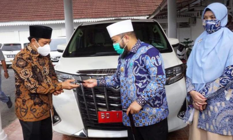 Helmi Hasan saat menyerahkan mobil dinasnya di Balai Kota Bengkulu