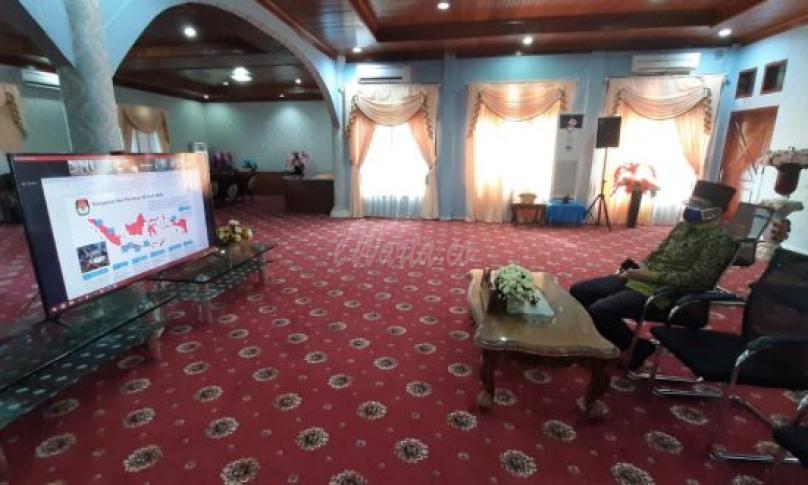 KPU pusat dan Kepala BIN saat mengelar video conference dengan Menko Polhukam Mahfud MD, Mendagri Tito Karnavian dan seluruh pejabat pemerintah pusat, provinsi dan kabupaten/kota.