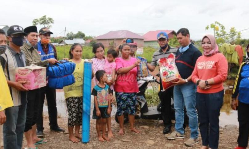  bantuan kepada warga terdampak banjir di RT 17, Kelurahan Rawa Makmur, Kecamatan Muara Bangkahulu, Jumat (9/10/2020).