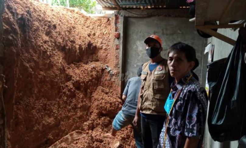 BPBD Kota Bengkulu saat meninjau rumah warga yang terkena longsor