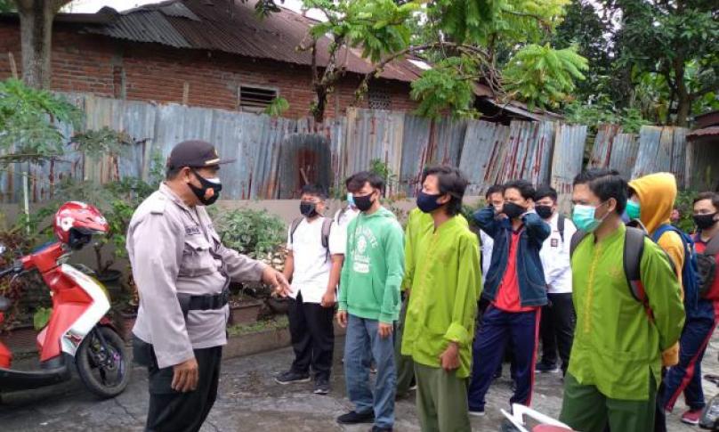 Sejumlah pelajar yang kedapatan nongkrong saat jam belajar