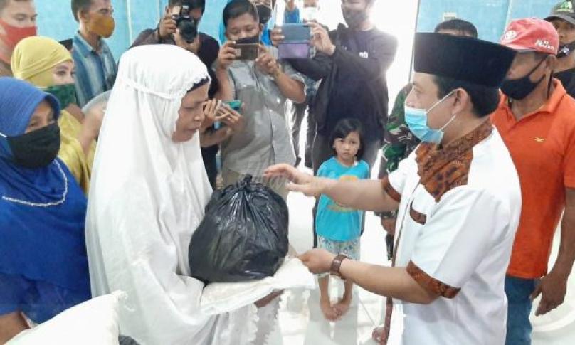 Dedi menyerahan bantuan