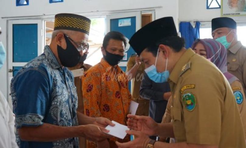 Penyerahan bantuan operasional (BOp) secara simbolis kepada RT, RW, Linmas dan tokoh adat di Kelurahan Sumber jaya, Kecamatan Kampung Melayu, Senin (12/10/2020).