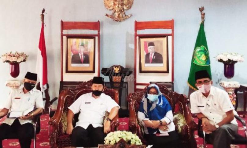 Rapat koordinasi (rakor) bersama Menteri Bidang Politik, Hukum, dan Keamanan (Menpolhukam) dalam rangka sinergitas kebijakan pemerintah pusat dan daerah dalam pelaksanaan Regulasi Omnibus Law secara virtual di Balai Kota, Rabu (14/10/2020).