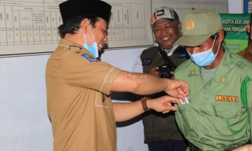 Dedy Wahyudi selipkan amplop ke kantong linmas