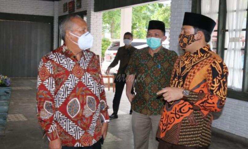 Wakil Walikota Lubuk Linggau saat ditemani Plt Walikota Bengkulu Dedy Wahyudi