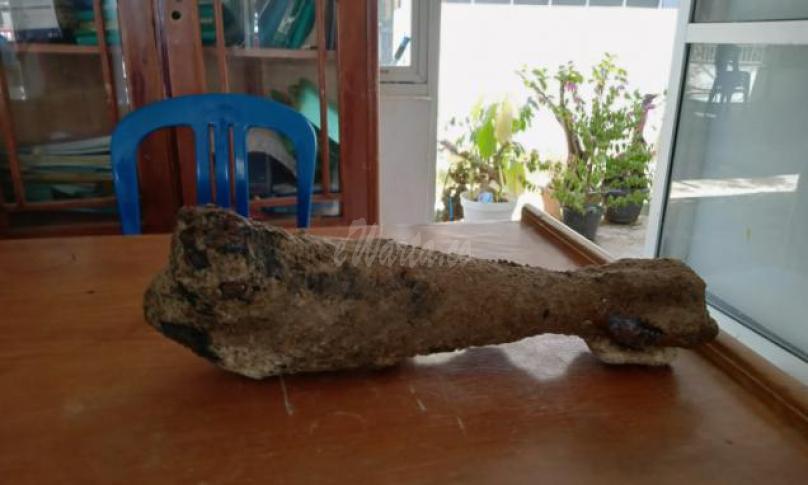 Benda mirip mortir yang ditemukan salah satu nelayan Malabero