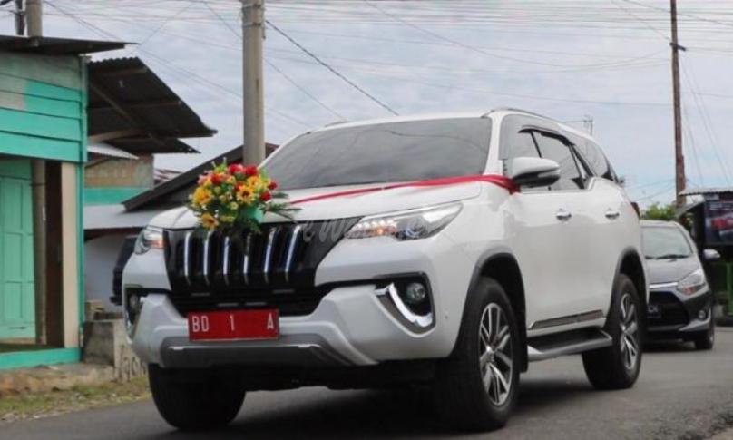 Mobil dinas Walikota Bengkulu yang digunakan oleh warga untuk mengantar pengantin