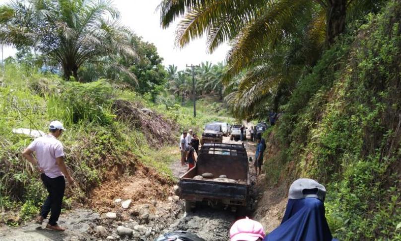 Akses jalan menuju pedalaman empat kecamatan tersebut kondisinya masih sangat memperihatinkan