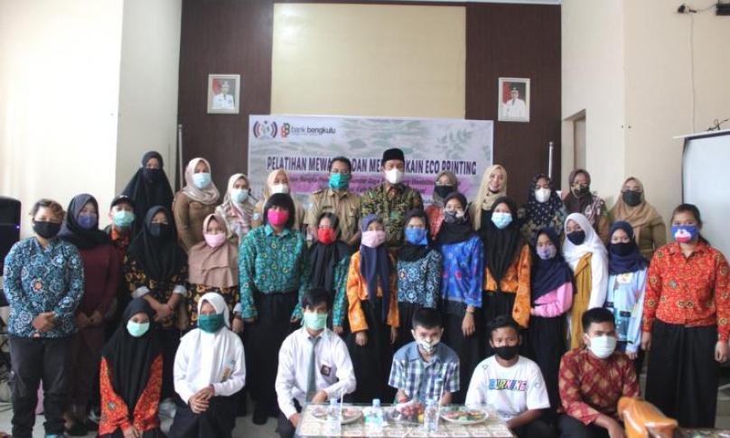 Pelatihan Mewarnai dan Memotif Kain Eco-printing Bagi Penyandang Disabilitas, di Aula Dinas Pemuda dan Olahraga Provinsi Bengkulu, Selasa (06/10).