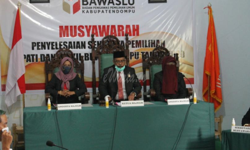Ketua Bawaslu Kabupaten Dompu Irwan didampingi Anggota Bawaslu Dompu Yuyun Nurul Azmi dan Swastari Haz saat Sidang Putusan Penyelesaian Sengketa Calon Bupati dan Wakil Bupati Dompu Tahun 2020, di Ruang Sidang Bawaslu Dompu, NTB, Sabtu (10/10/2020). foto: Saharudin/Farid