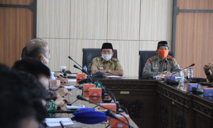Rapat Persiapan Apel Kesiapsiagaan Bencana dan Kampanye Pakai Masker dan Persiapan Menyambutan Kedatangan Deputi Bidang Pemerataan Pembangunan Wilayah dan Penanggulangan Bencana Kemenko PMK RI, di Ruang Rapat Lantai 3 Kantor Gubernur Bengkulu, Selasa (13/10).