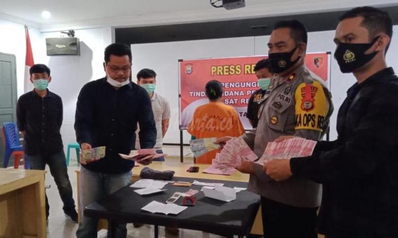 IRT yang diamankan bersama barang bukti.