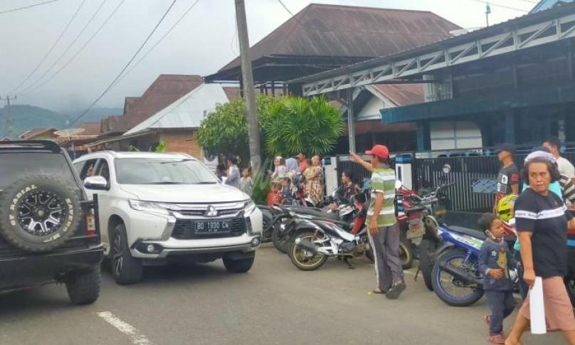 Helmi Hasan yang dihadang simpatisan di Talang Leak