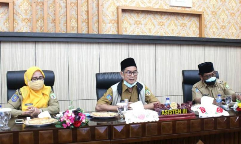 Asisten III Setda Provinsi Bengkulu Gotri Suyanto mengikuti rapat secara virtual bersama Korwil V KPK RI, Selasa (27/10) 