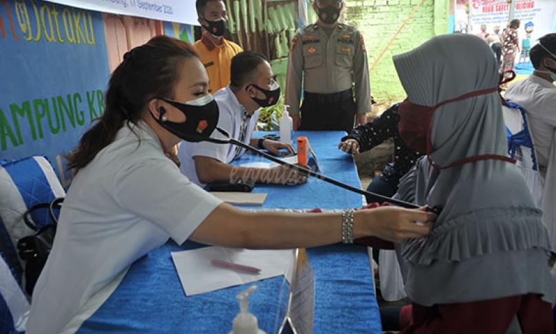 Dokter dari Rumah Sakit Bhayangkara memeriksa kesehatan warga yang pada gelaran Bakti Kesehatan Hari Lalu Lintas Bhayangkara di Palembang, Sumsel, Kamis (17/9/2020). - (antarafoto)