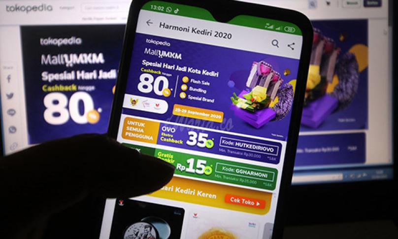 Warga membuka platform MallUMKM melalui telepon genggam untuk berbelanja pada Tokopedia di Kota Kediri, Jawa Timur, Jumat (25/9/2020). (antarafoto)