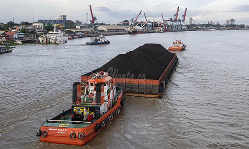 Sebuah kapal tongkang pengangkut batubara melintas di Sungai Musi, Palembang, Sumatera Selatan, Jumat (2/10/2020). (antarafoto)