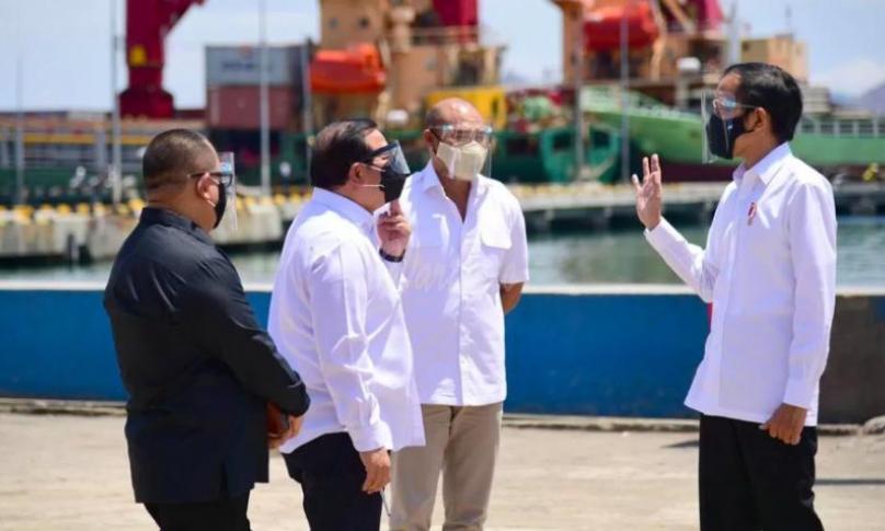 Presiden Joko Widodo meninjau sejumlah pengembangan prasarana yang berada di Kampung Ujung, Labuan Bajo
