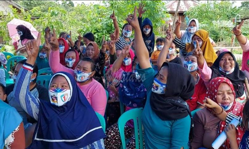Warga Kecamatan Muara Kemumu menyambut kedatangan Helmi Hasan