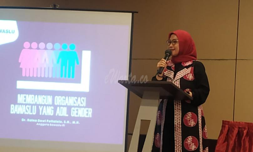 Anggota Bawaslu Ratna Dewi Pettalolo menjadi pembicara dalam acara Peran Perempuan dalam Penguatan Kelembagaan: Membangun Organisasi Bawaslu Adil Gender, di Malang, Jumat, (6/11/2020).