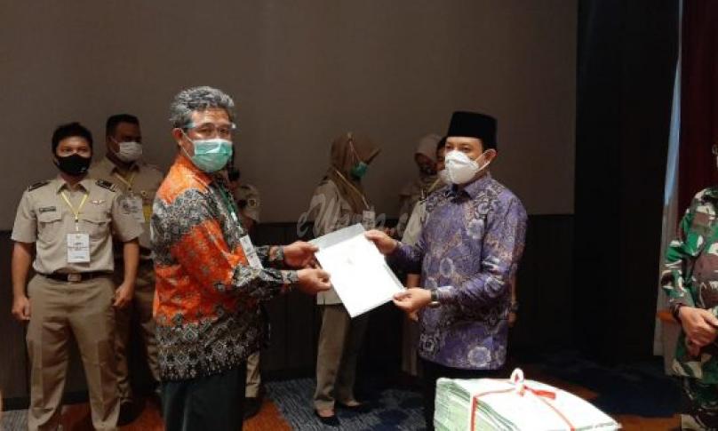 Penyerahan sertifikat PTSL (Pendaftaran Tanah Sistematis Lengkap) di Mercure Hotel, Senin (9/11/2020)