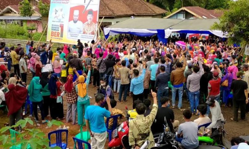 Ribuan Masa di Benteng Ikrarkan Dukung Helmi Hasan