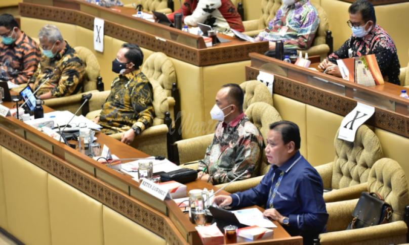 Ketua Bawaslu Abhan (batik biru) didampingi Anggota Bawaslu Ratna Dewi Pettalolo, Fritz Edward Siregar, dan Mochammaf Afiffudin menghadiri rapat dengar pendapat (RDP) dengan komisi II terkait data kependudukan untuk Pilkada serentak 2020 di Gedung DPR, Jakarta, Kamis (26/11/2020)/foto: Reyn Gloria (Humas Bawaslu RI).
