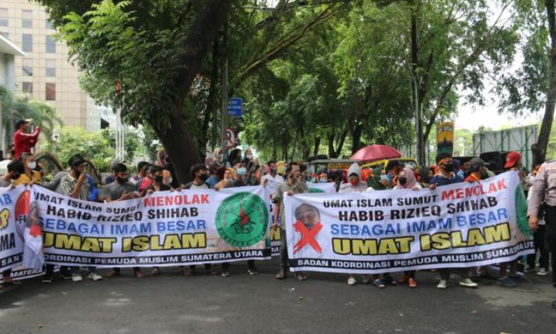 Teks Foto : Ratusan Massa Badan Koordinasi Pemuda Muslim Sumatera Utara saat Berorasi. (Foto : Sadar Laia/ewarta.co)