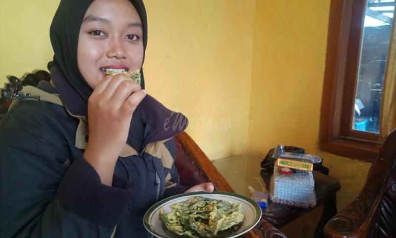 Peyek dari daun kopi di Desa Batu Ampar