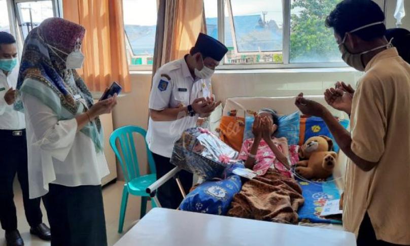 Plt Walikota Jenguk dan Bantu Biaya Pengobatan Tiara