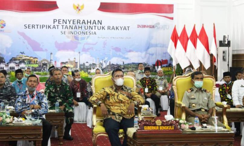 Penyerahan Sertifikat Tanah Oleh Presiden Joko Widodo untuk Rakyat se Indonesia secara virtual di Gedung Daerah Balai Raya Semarak Bengkulu, Senin (9/11).