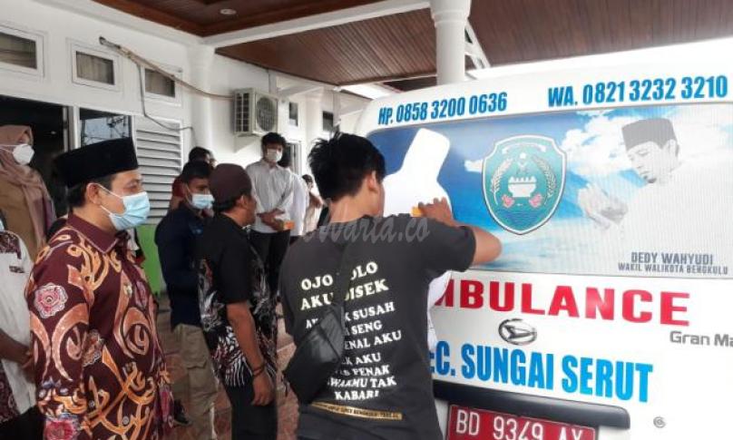 Foto Helmi di Ambulan Ditutup