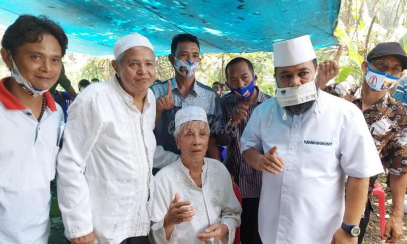 Helmi Hasan (kanan) bersama para pendukungnya