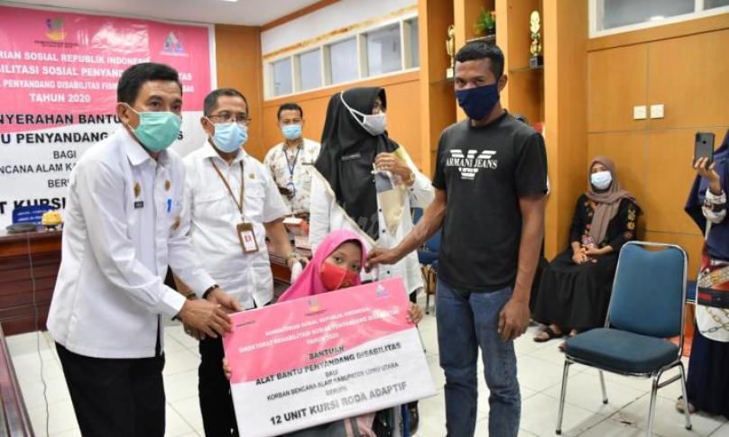 Kemensos Beri Bantuan Penyandang Disabilitas Korban Banjir Bandang di Lutra