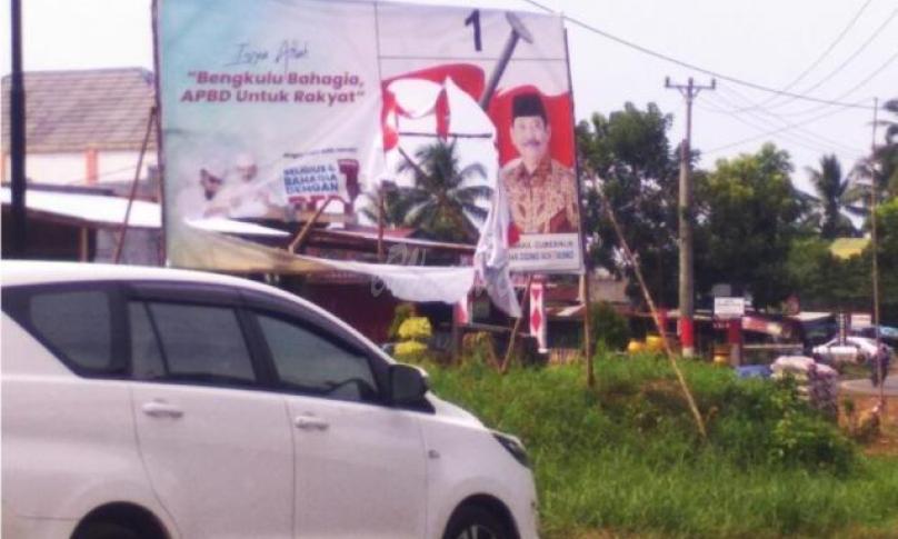 Baliho Helmi Hasan yang rusak