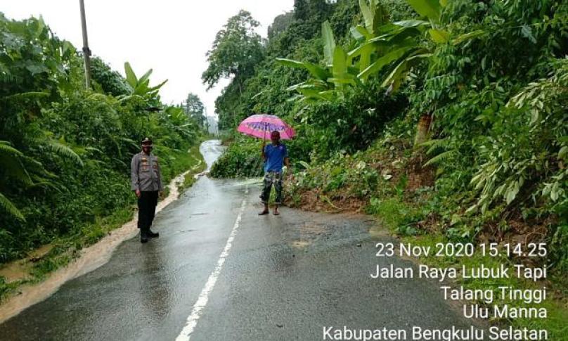 jalan di area rawan longsor