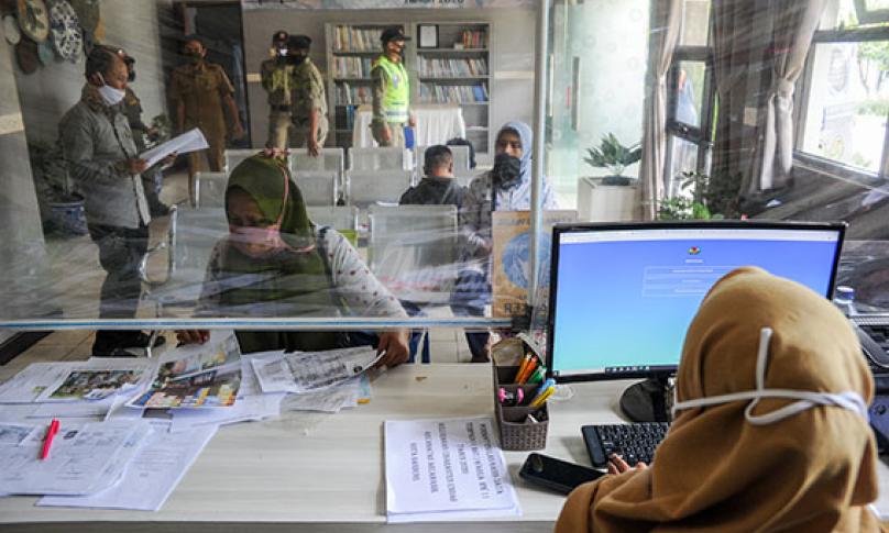 Petugas Kelurahan melayani pelaku UMKM untuk mendaftarkan usaha di Kantor Kelurahan Cisaranten Endah, Bandung, Jawa Barat, Senin (16/11/2020). (antarafoto)