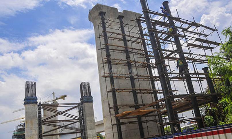 Sejumlah pekerja menyelesaikan proyek pembangunan Kereta Cepat Jakarta-Bandung di Bekasi, Jawa Barat, Minggu (1/11/2020). (antarafoto)