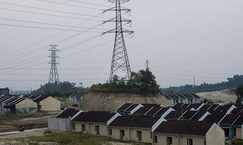 Warga melintas di perumahan bersubsidi di Rangkasbitung, Lebak, Banten, Selasa (10/11/2020). (antarafoto)