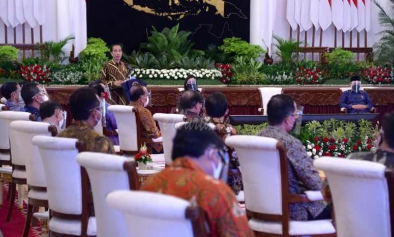 Penyerahan Daftar Isian Pelaksanaan Anggaran (DIPA) dan Buku Daftar Alokasi Transfer ke Daerah dan Dana Desa Tahun 2021 di Istana Negara, Jakarta, Rabu (25/11/2020).